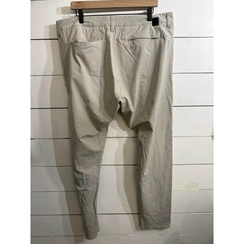 Vuori Mens Size 38 Aim Pant Chino Tan Lightweight Stretch Golf Zip-Pocket